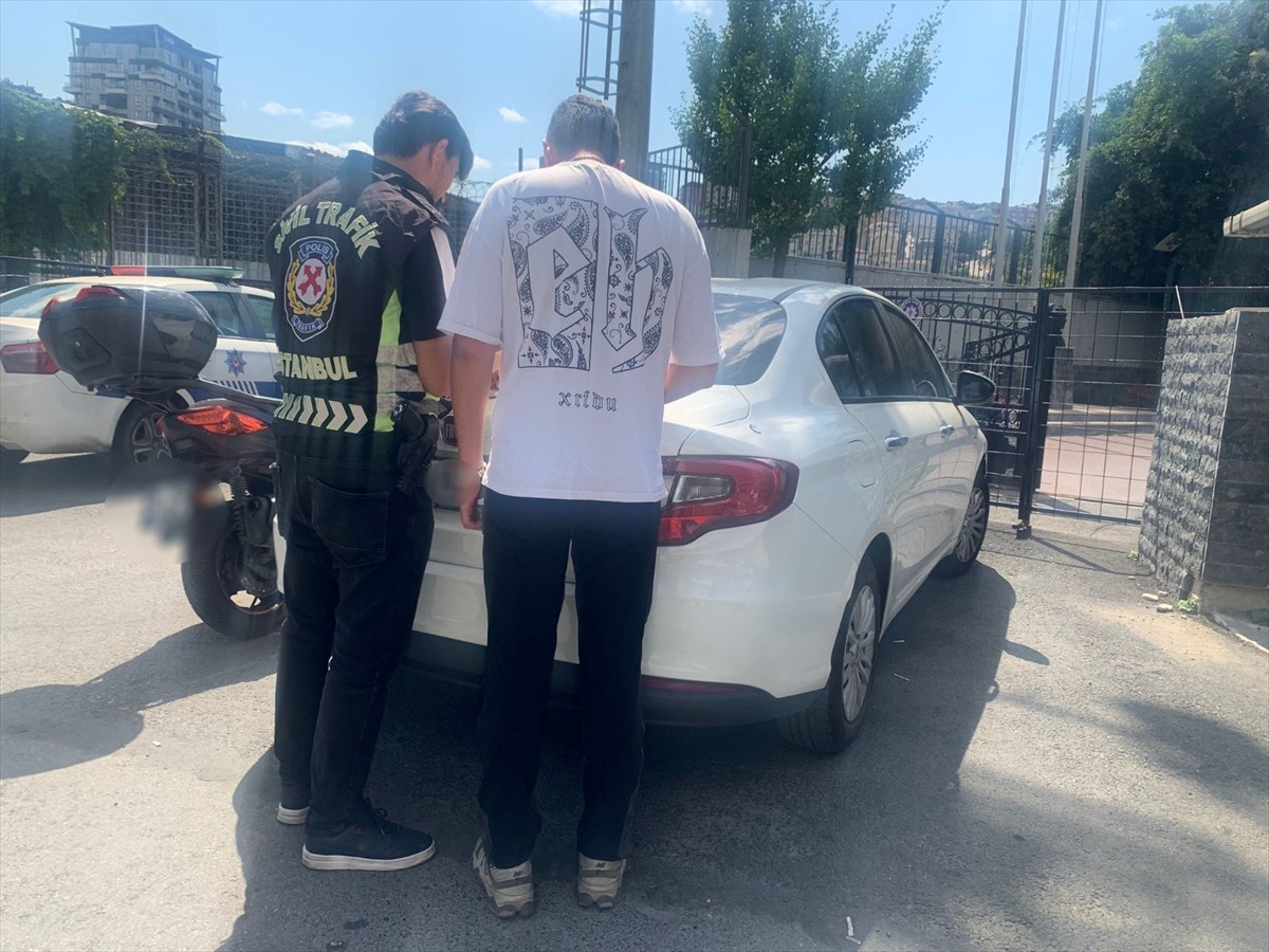 Kağıthane'de, kavga ederek trafik güvenliğini tehlikeye düşürdüğü belirlenen 2 sürücüye para...