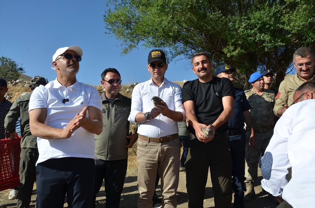 Kahramanmaraş'ın Afşin ilçesinde, doğayı koruma ve yaban hayatını desteklemek amacıyla 200 keklik...