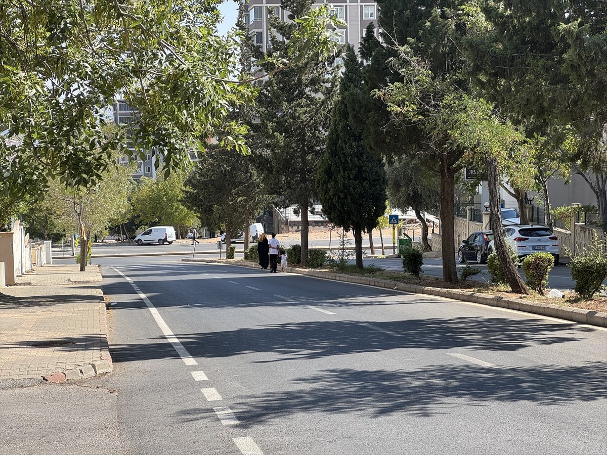 Kahramanmaraş'ta etkili olan sıcak hava hayatı olumsuz etkiliyor. Kentte bazı çocuklar, serinlemek...