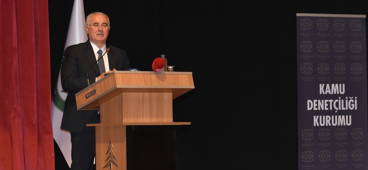 Kamu Başdenetçisi Mehmet Akarca (sol 4) Artvin Çoruh Üniversitesi Nihat Gökyiğit Konferans...