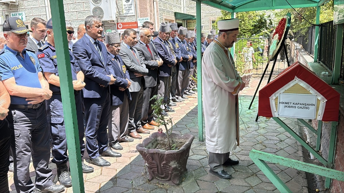 Karabük'te 72 yaşında vefat eden Kıbrıs gazisi Hikmet Kapanşahin'in cenazesi toprağa verildi. Mide...