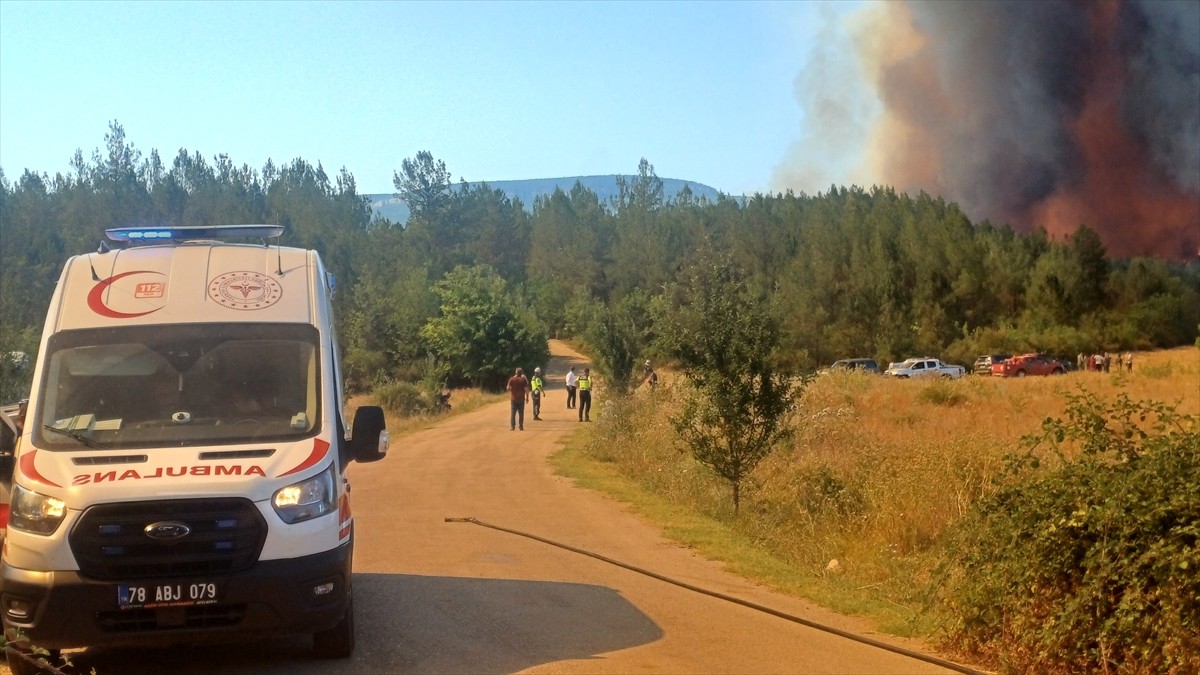 Karabük'te ormanlık alanda çıkan yangın havadan ve karadan müdahaleyle söndürülmeye...