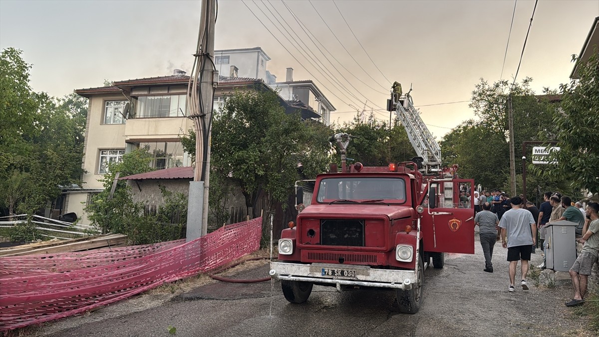Karabük'ün Safranbolu ilçesinde 3 katlı müstakil evde çıkan yangın söndürüldü.