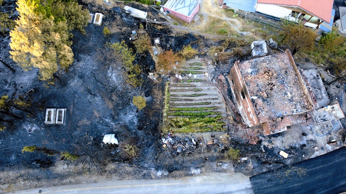 Karabük'ün Safranbolu ilçesinde çıkan orman yangınından etkilenen merkeze bağlı Kamış köyü ve...