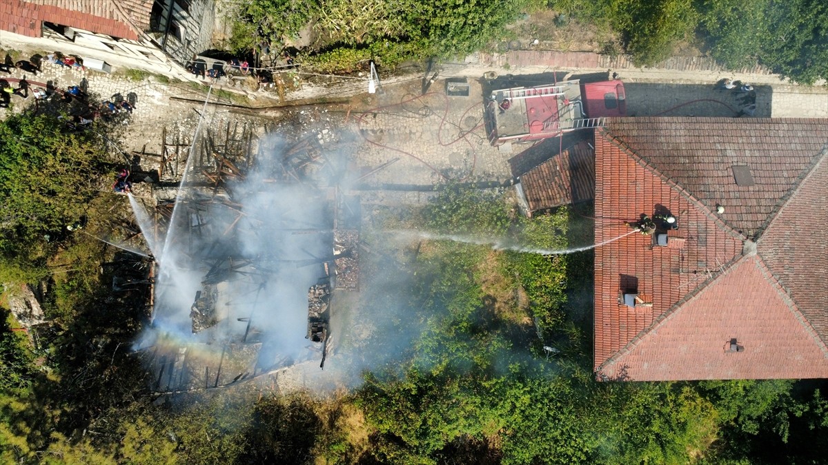 Karabük'ün Safranbolu ilçesinde çıkan yangında tarihi konak kullanılamaz hale geldi.