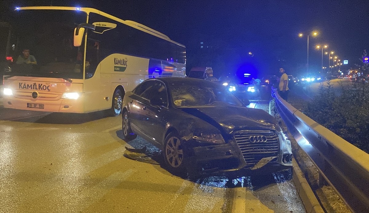 Karabük'ün Safranbolu ilçesinde iki otomobilin karıştığı kazada 1 kişi hayatını kaybetti, 1 kişi...