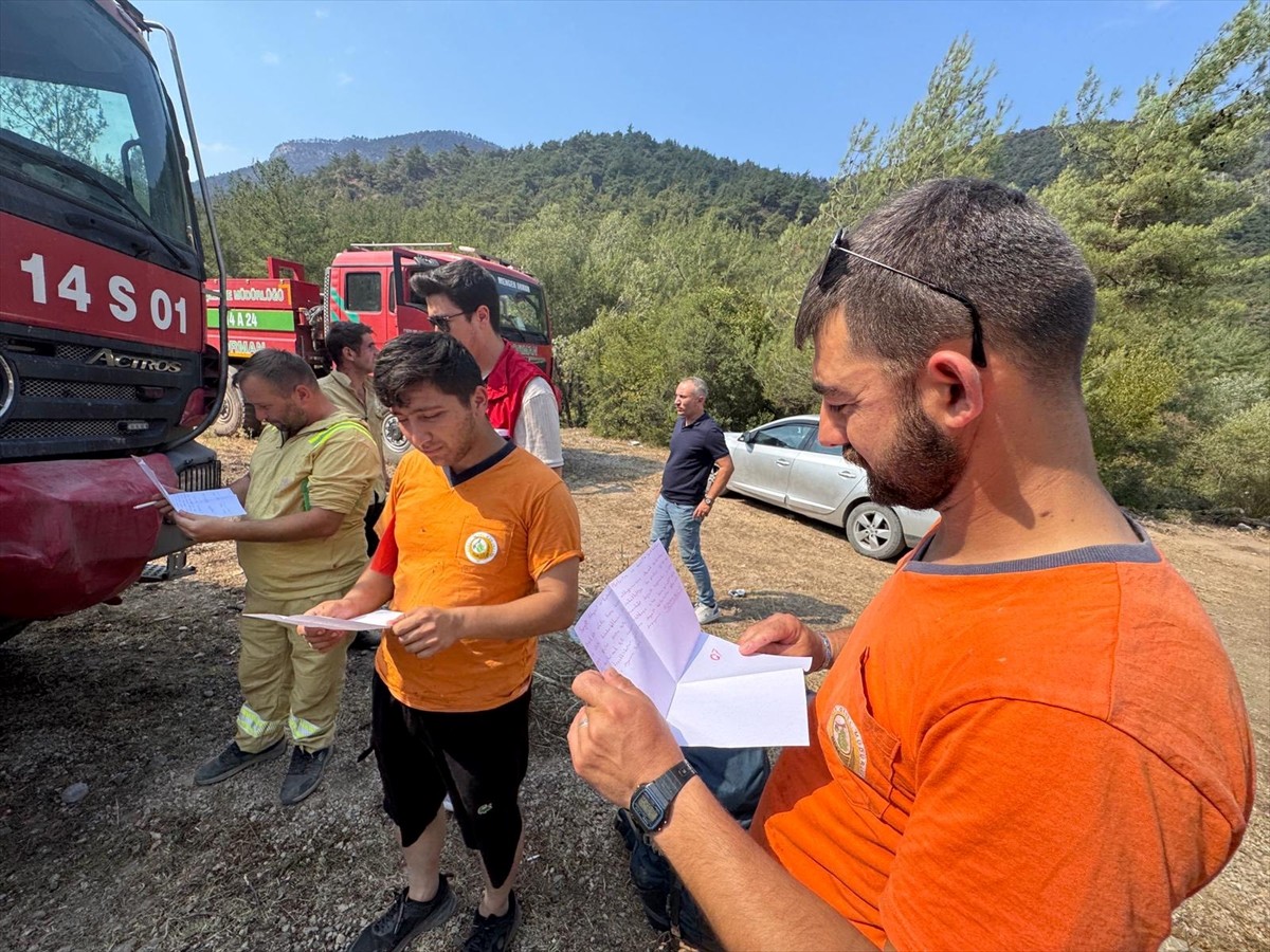 Karabük Gençlik Merkezi öğrencileri, orman yangınlarına çeşitli illerden gelerek alevleri söndürme...