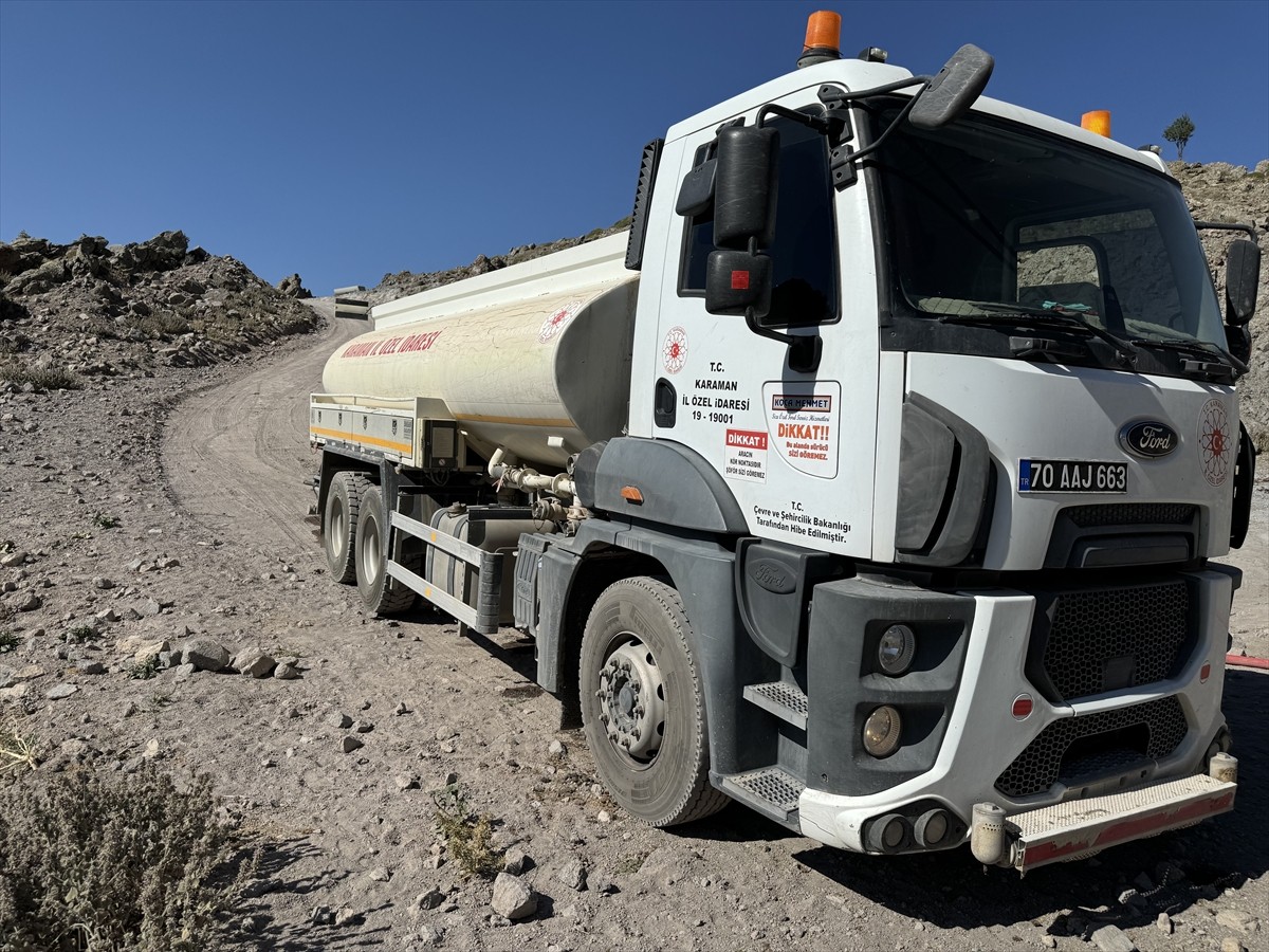 Karaman İl Özel İdaresi, Karadağ bölgesinde yaşanan kuraklık nedeniyle su sıkıntısı çeken yılkı...
