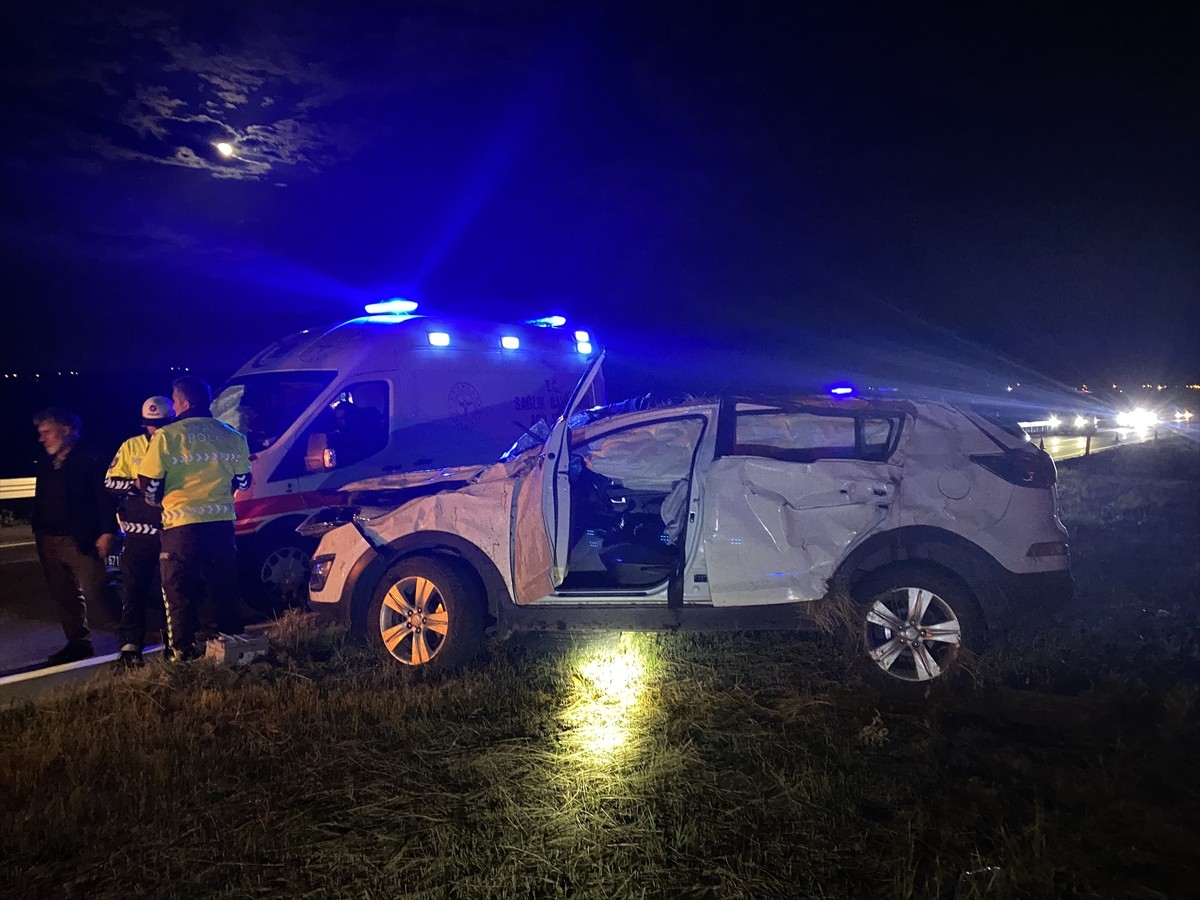 Kars'ın Selim ilçesinde, refüje çarparak devrilen otomobildeki 1 kişi hayatını kaybetti, biri ağır...