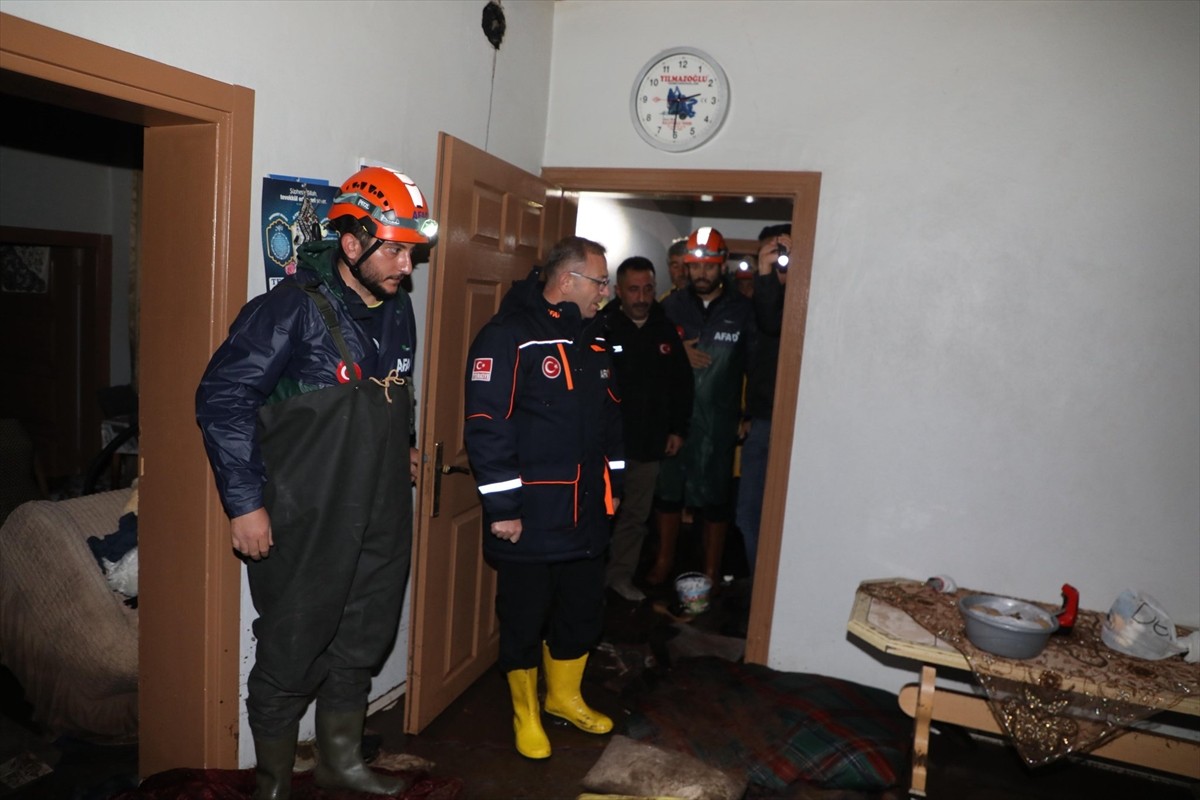 Kars'ta etkili olan dolu ve şiddetli sağanak nedeniyle meydana gelen selde hayvanlar telef oldu...