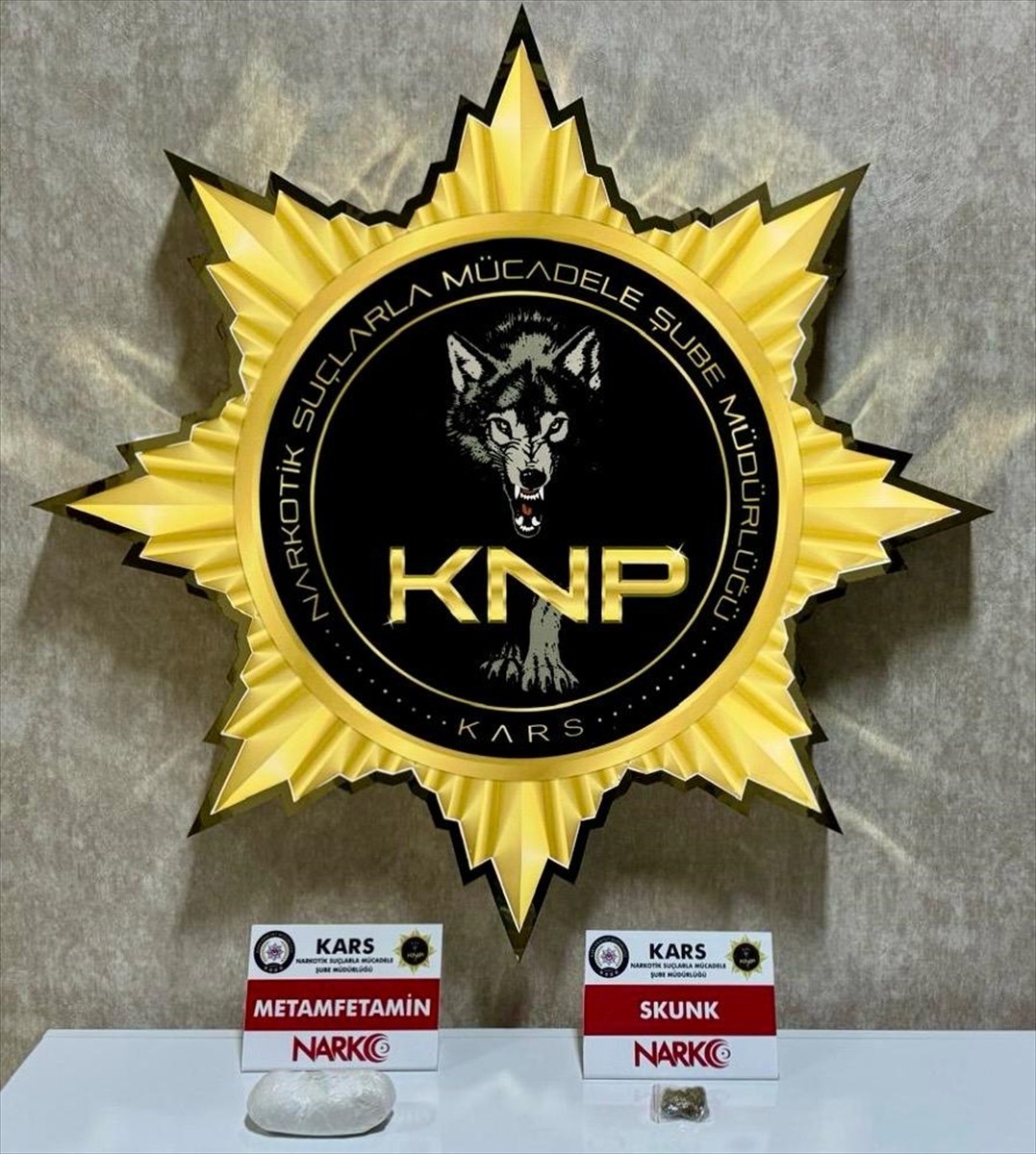 Kars'ta yolcu otobüsünde üst aramalarında uyuşturucu ele geçirilen 2 şüpheli tutuklandı.