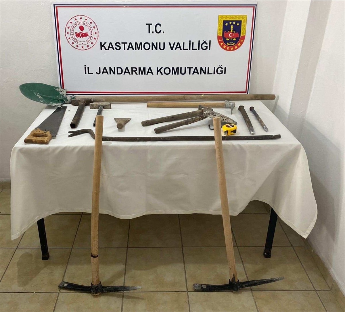 Kastamonu'nun Taşköprü ilçesinde sit alanında izinsiz kazı yapan 5 kişi gözaltına alındı. Arazide...