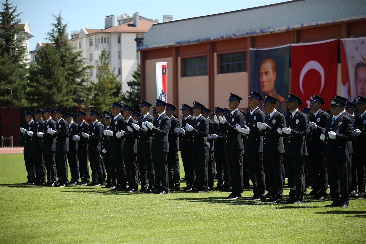 Kastamonu Polis Meslek Yüksekokulu'ndan mezun olan 486 kişi, diplomalarını törenle teslim aldı....