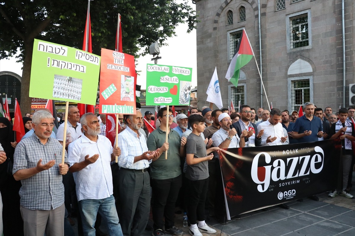 Kayseri'de, Anadolu Gençlik Derneği üyeleri ve vatandaşlar, İsrail'in Filistin'e yönelik...
