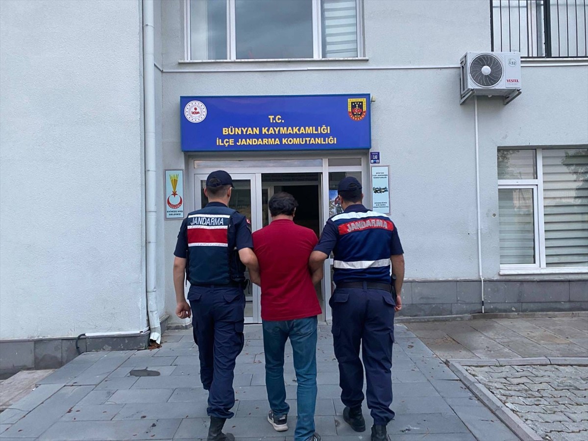  Kayseri'de Fetullahçı Terör Örgütü (FETÖ) üyeliğinden 6 yıl 5 ay 15 gün hapis cezası bulunan...