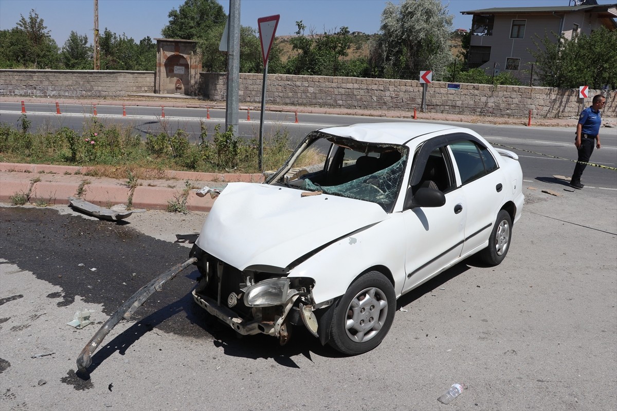 Kayseri'de yolun karşısına geçmeye çalışan yaya, otomobilin çarpması sonucu yaşamını...
