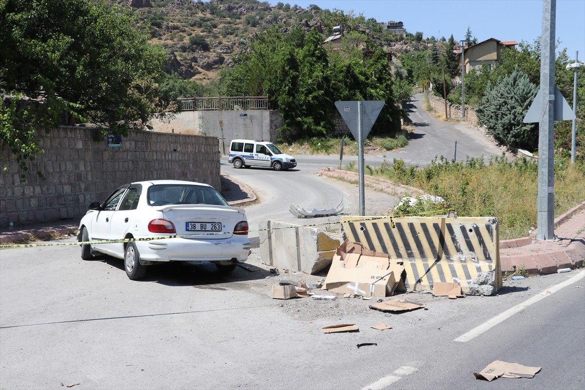 Kayseri'de yolun karşısına geçmeye çalışan yaya, otomobilin çarpması sonucu yaşamını...