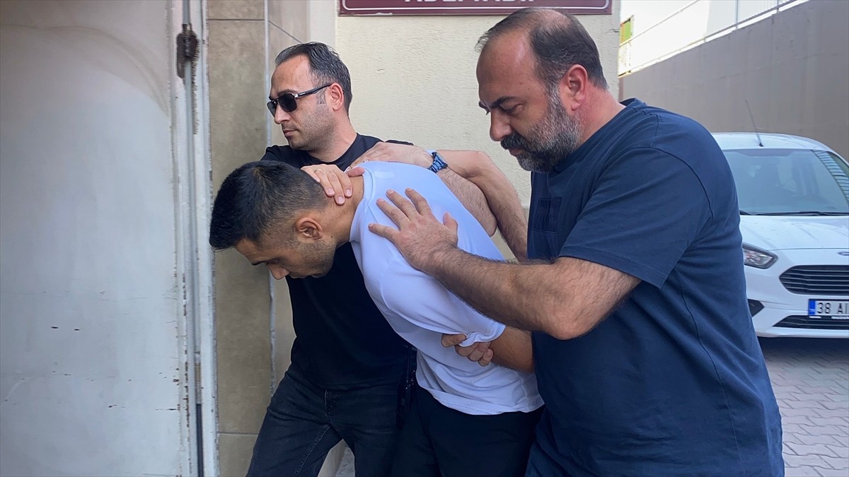 Kayseri'nin Melikgazi ilçesinde bir hafta önce park yeri nedeniyle kavga ettiği kişiyi camide...