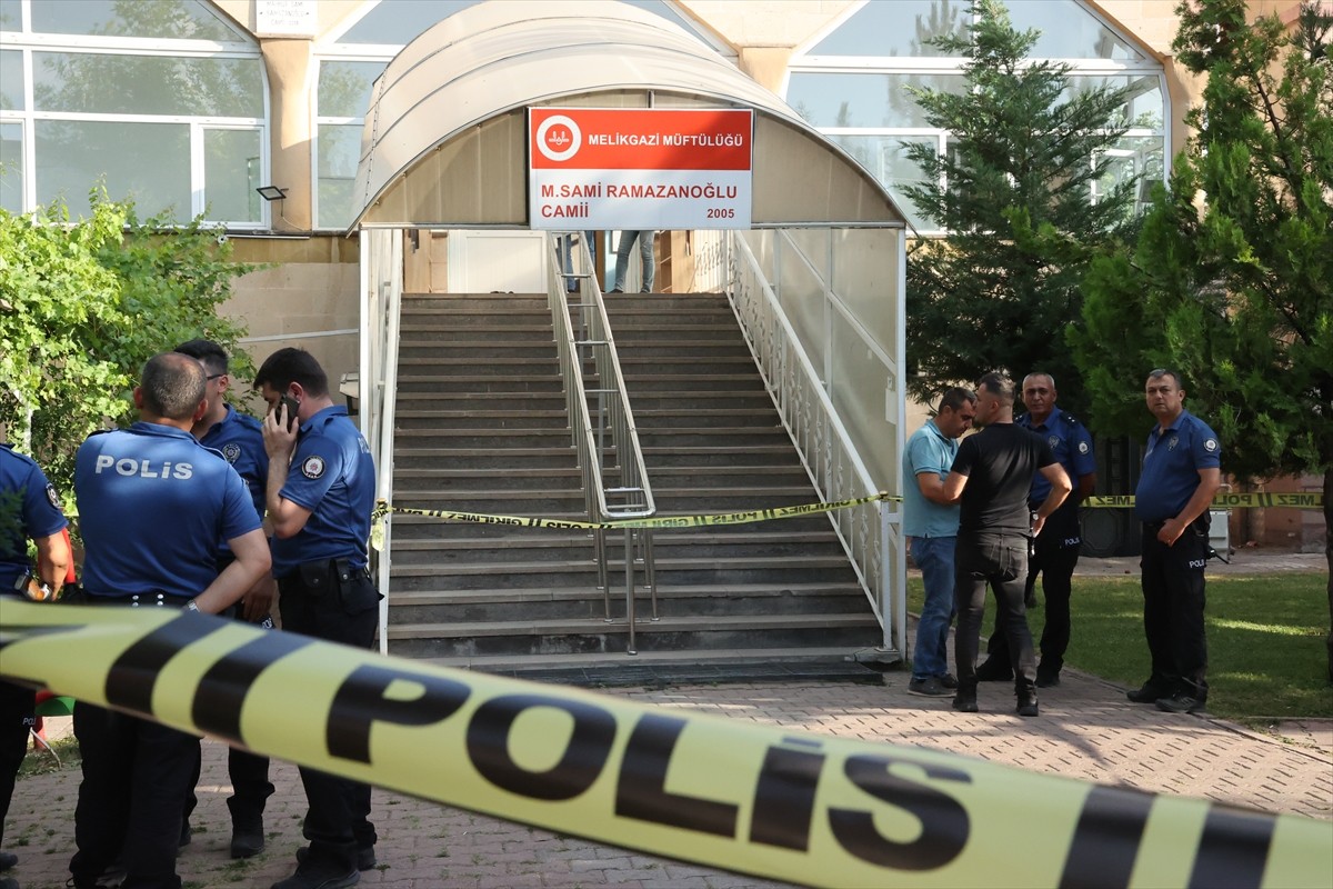 Kayseri'nin Melikgazi ilçesinde bir hafta önce park yeri nedeniyle kavga ettiği şüpheli tarafından...