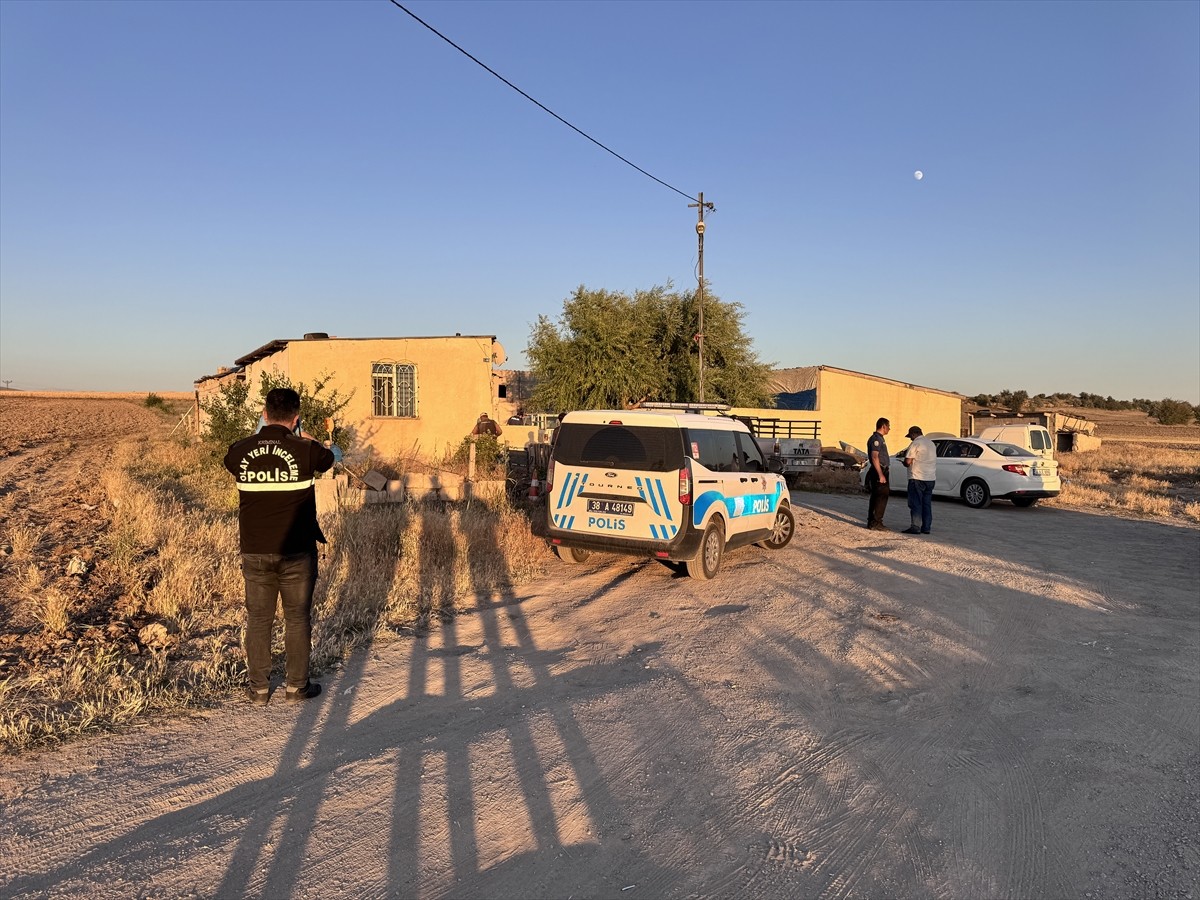 Kayseri'nin Melikgazi ilçesinde çıkan silahlı kavgada 3 kişi yaralandı. Ekipler olay yerinde...