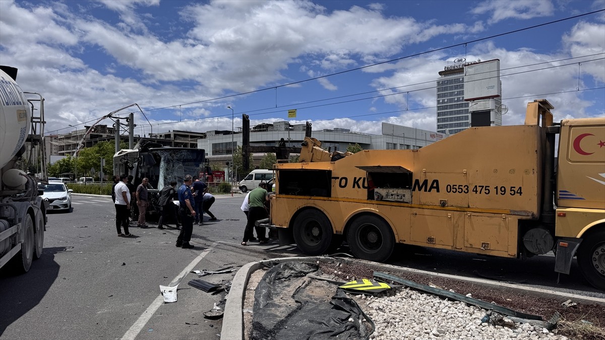 Kayseri'nin merkez Melikgazi ilçesinde tır, halk otobüsü ve SUV tipi aracın çarpışması sonucu 8...