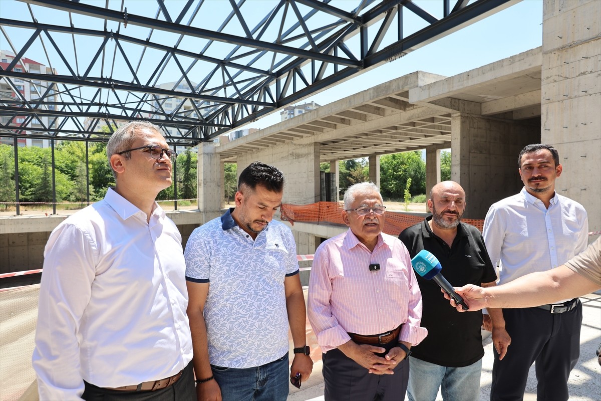 Kayseri Büyükşehir Belediye Başkanı Memduh Büyükkılıç (ortada), 7,5 milyon yıllık fosillerin...