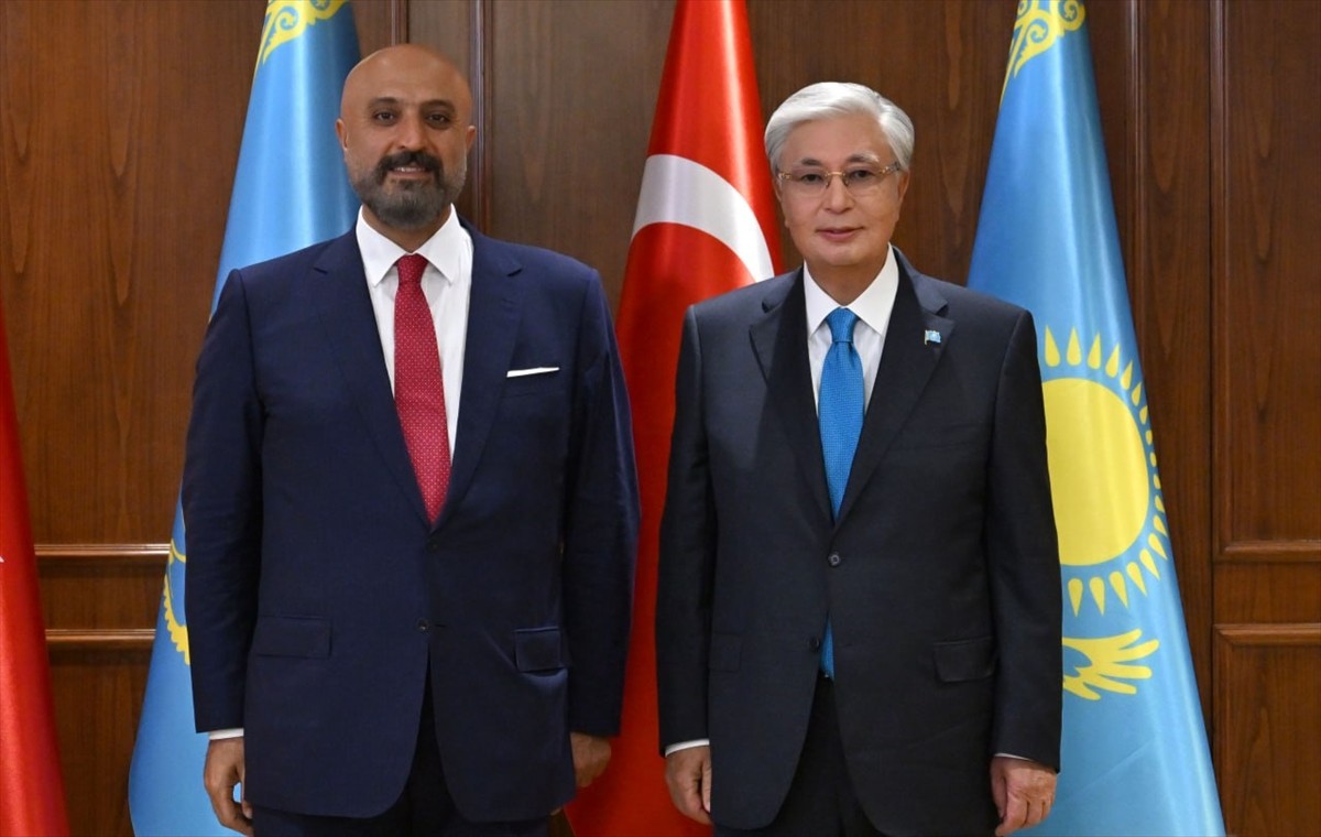 Kazakistan Cumhurbaşkanı Kasım Cömert Tokayev (sağda), Ankara’daki resmi temasları kapsamında Türk...