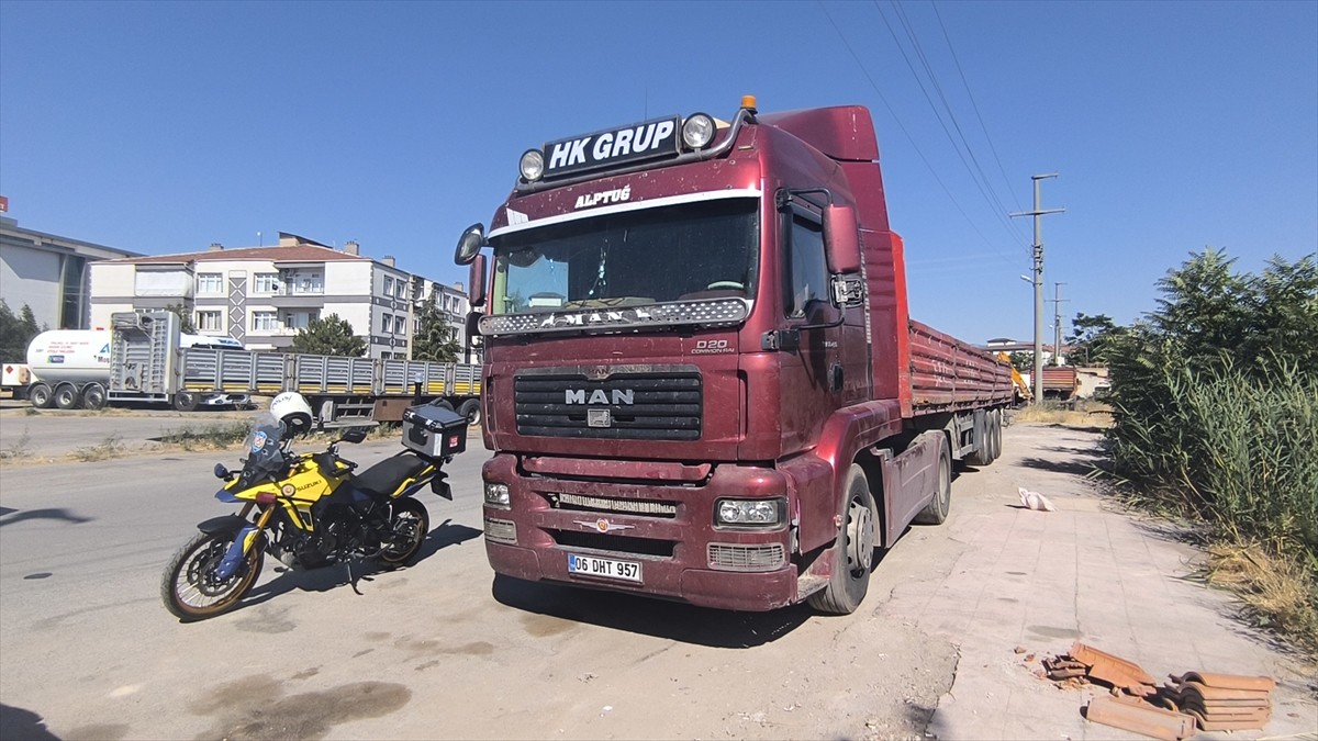 Kırıkkale'de 74 yaşındaki yaya, tırın çarpması sonucu yaşamını yitirdi.