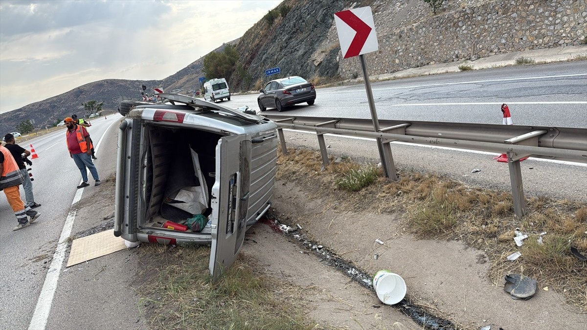 Kırıkkale'de hafif ticari aracın devrilmesi sonucu 1 kişi hayatını kaybetti, 1 kişi...
