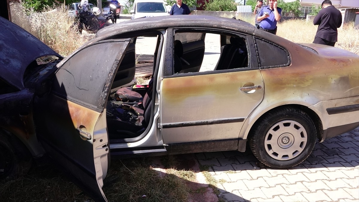 Kırıkkale'de otluk alanda başlayıp garaja sıçrayan yangında bir otomobilde büyük çapta hasar...