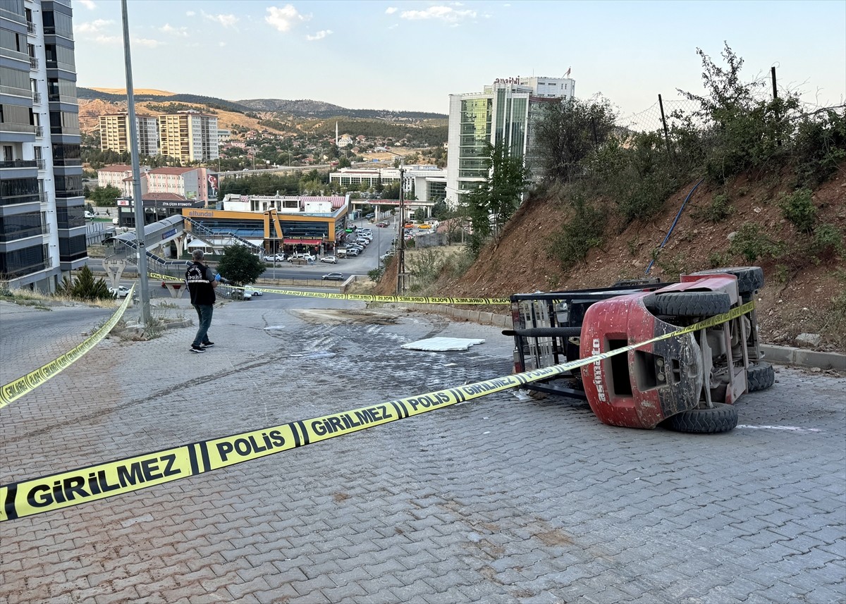 Kırıkkale'nin Yahşihan ilçesinde devrilen forkliftin altında kalan 16 yaşındaki sürücü hayatını...