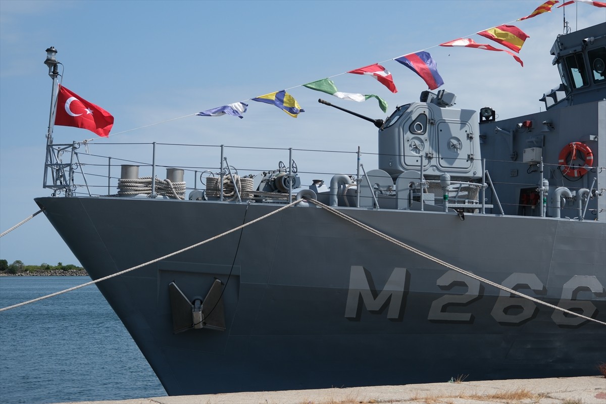 Kırklareli'nde, Denizcilik ve Kabotaj Bayramı dolayısıyla Deniz Kuvvetleri Komutanlığı'na bağlı...