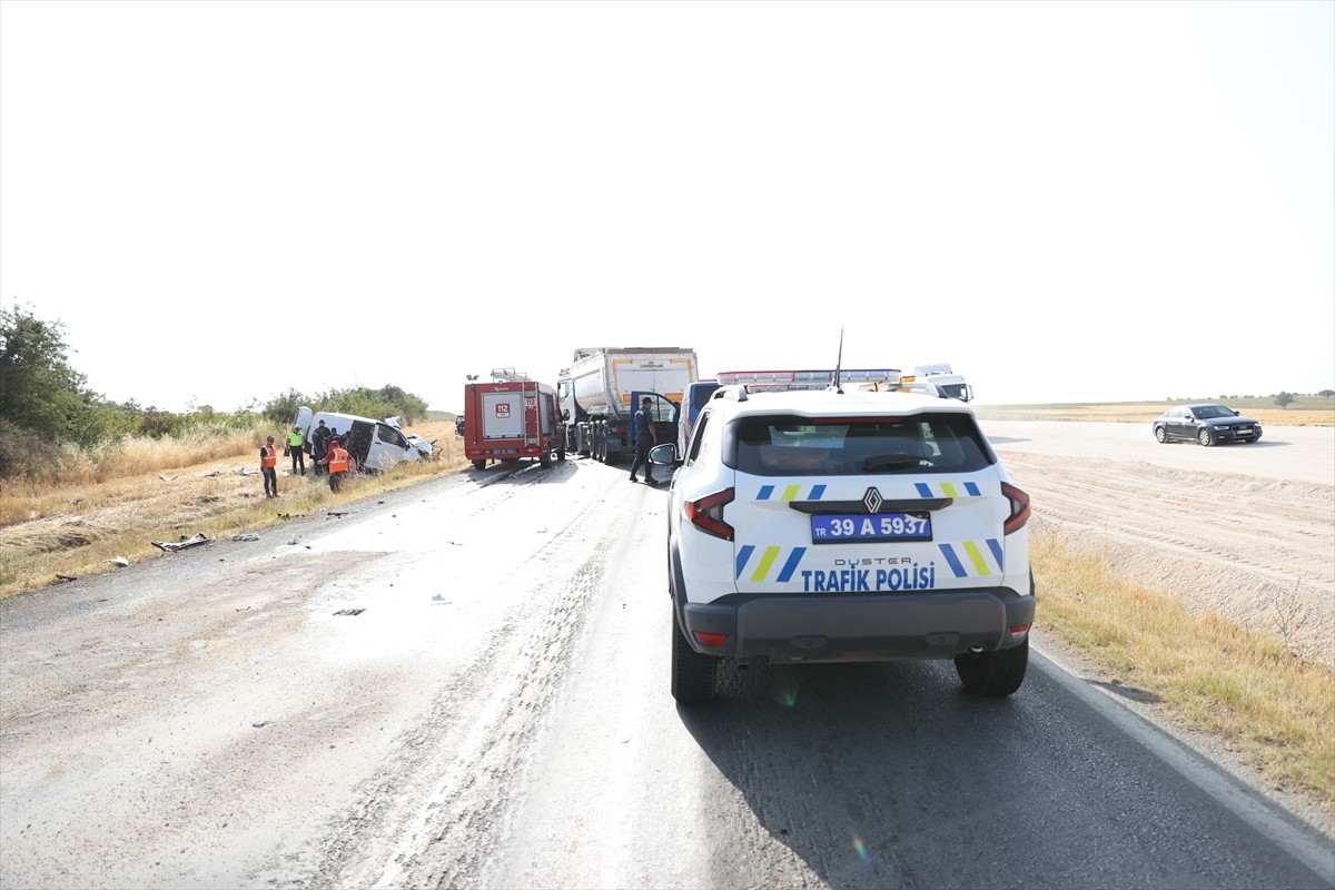 Kırklareli'nde tır ile panelvanın çarpışması sonucu 1 kişi öldü, 1 kişi yaralandı. Kaza yerine 112...