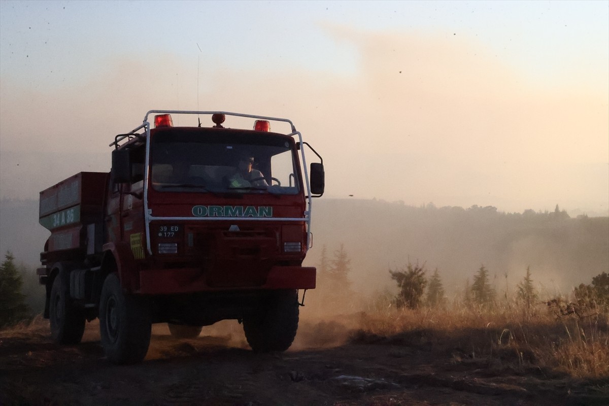 Kırklareli'nin Kofçaz ilçesindeki orman yangınına havadan ve karadan müdahale ediliyor.