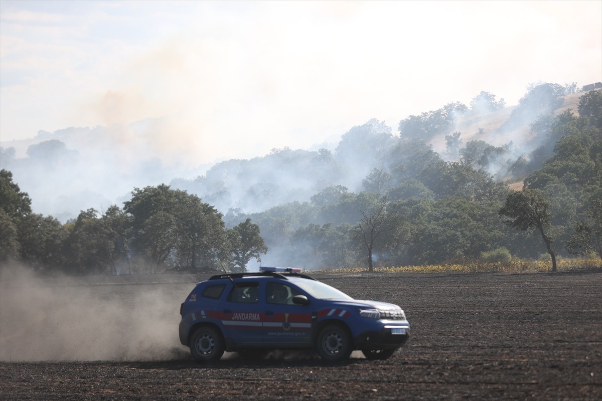 Kırklareli'nin Kofçaz ilçesinin Kocatarla köyünde çıkan orman yangınına müdahale...