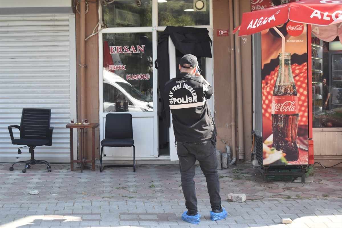 Kırklareli'nin Lüleburgaz ilçesinde çıkan silahlı kavgada 1 kişi hayatını kaybetti. Polis...