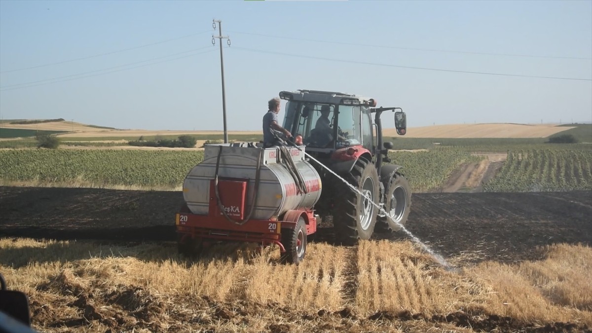 Kırklareli'nin Lüleburgaz ilçesinde otluk alanda başlayıp anıza sıçrayan yangın, ekiplerin...