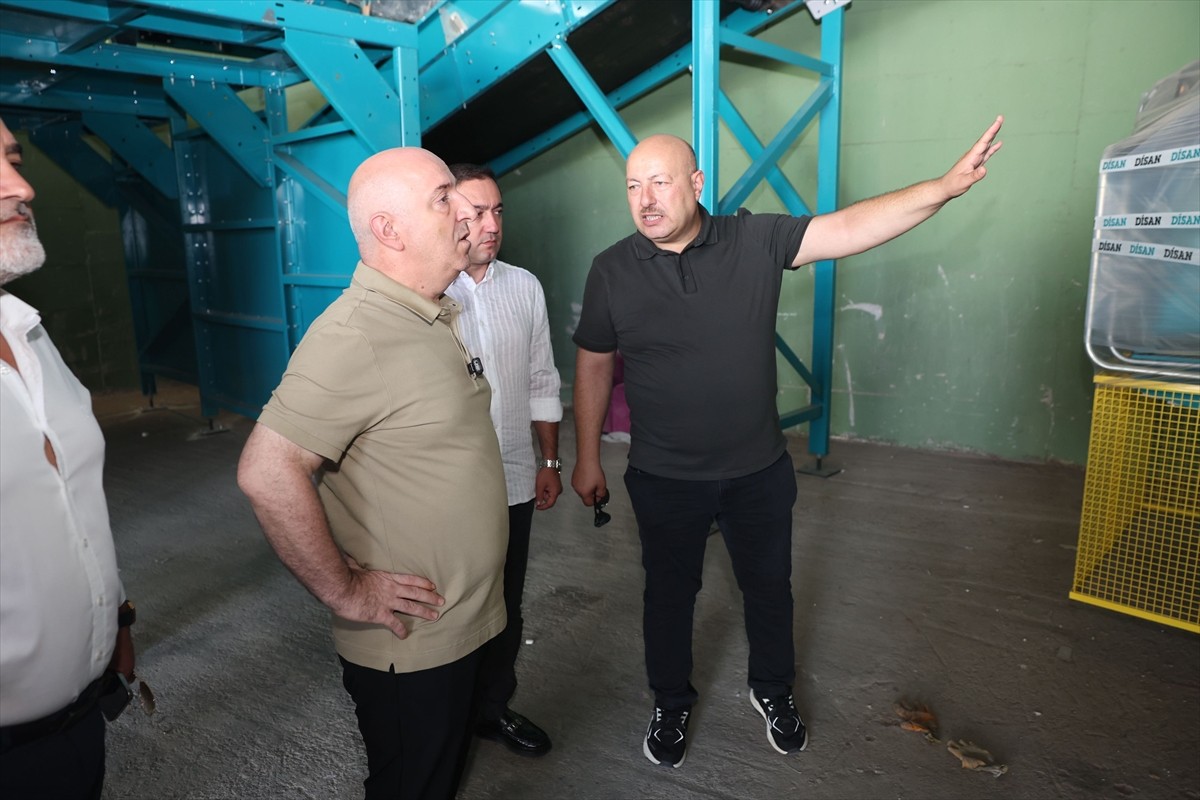 Kocaeli'nin Darıca ilçesinde günlük 70 ton atığı geri dönüştürerek ekonomiye kazandıracak tesisin...