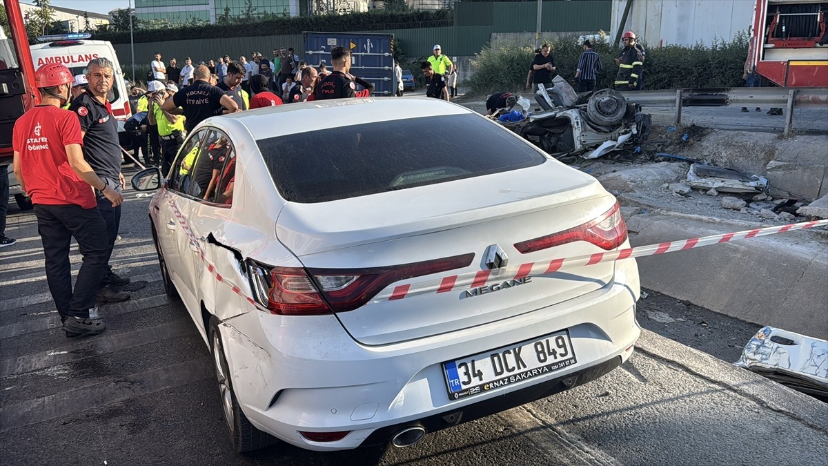 Kocaeli'nin Dilovası ilçesinde 2 otomobil ve 1 tırın karıştığı zincirleme trafik kazasında 5 kişi...