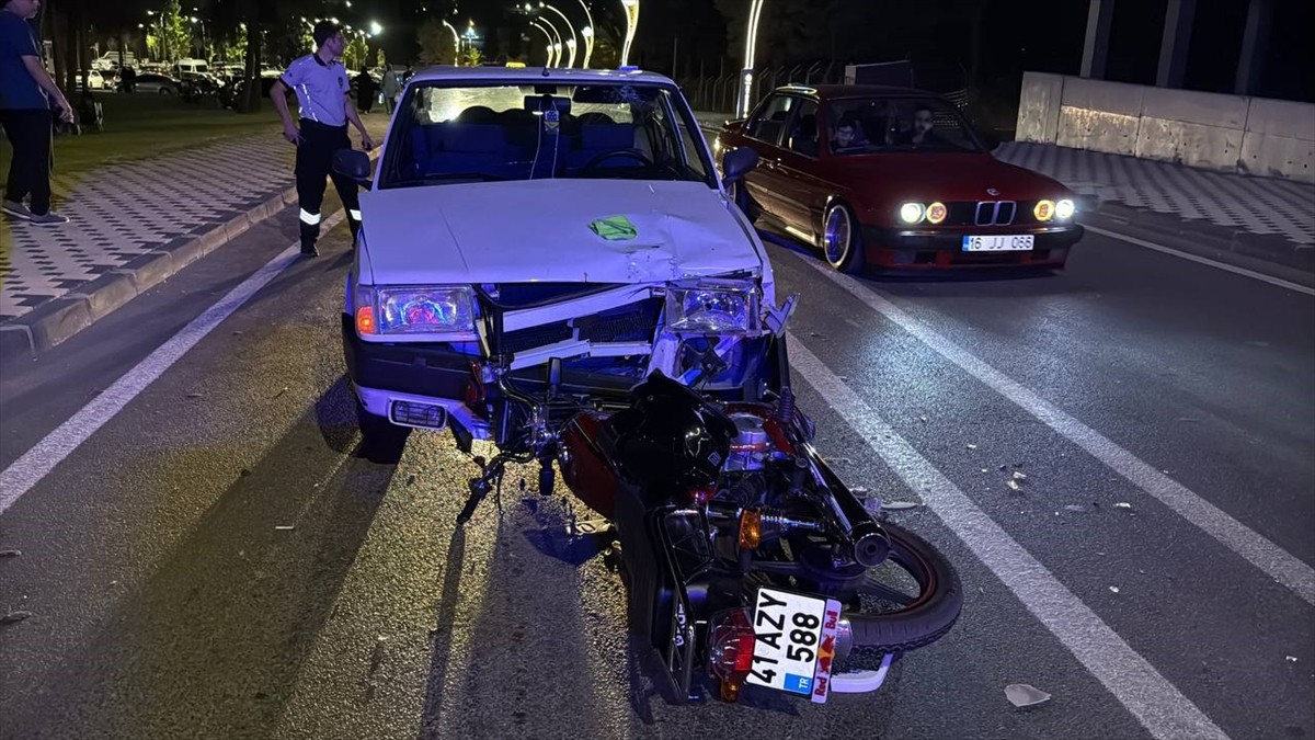 Kocaeli'nin Gebze ilçesinde otomobil ile motosikletin çarpışması sonucu 2 kişi yaralandı.