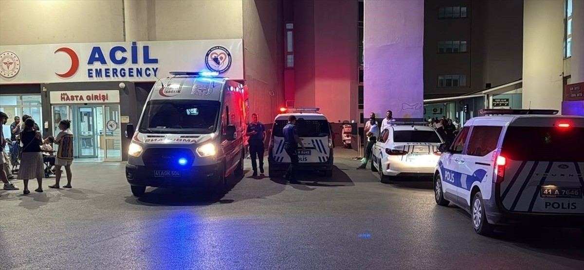 Kocaeli’nin Gebze ilçesinde dükkan sahipleri ile kiracısı arasında çıkan kavgada 2 kişi...