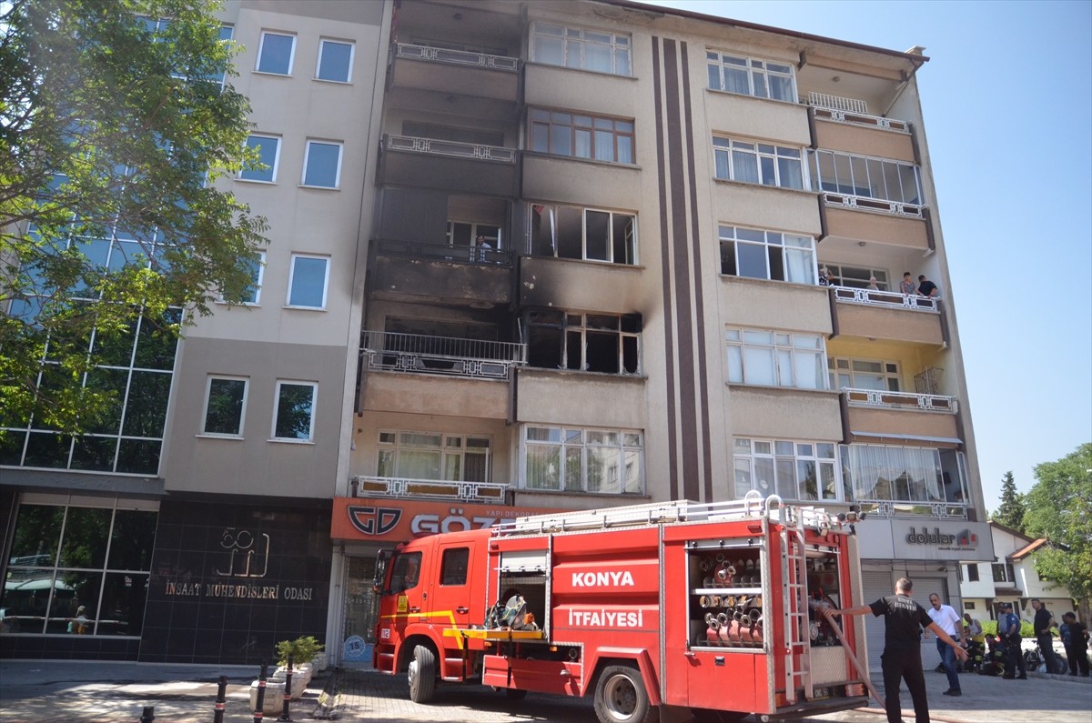 Konya'da 5 katlı apartman dairesinde çıkan yangında 5 kişi dumandan etkilendi. İhbar üzerine...