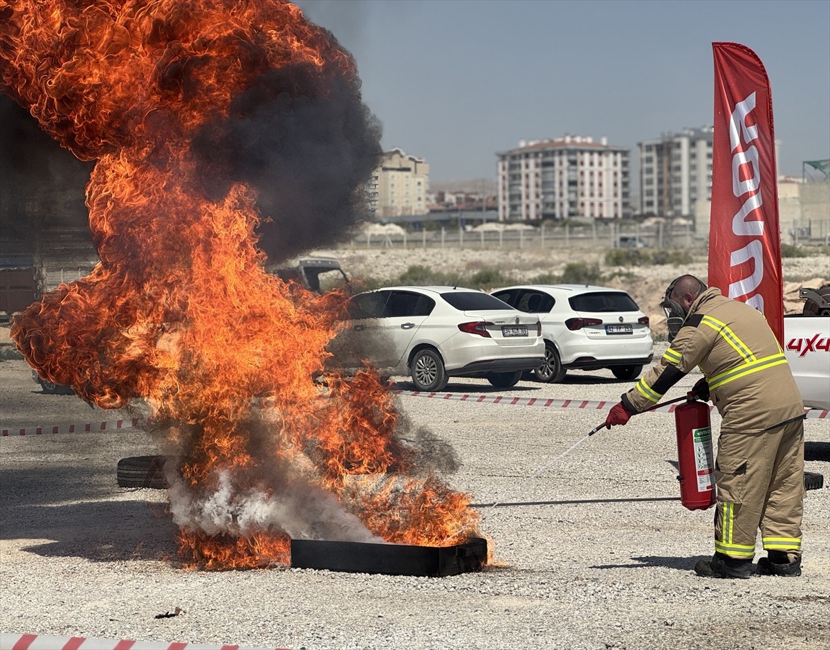 Konya'da bir firmada, 3 yıllık AR-GE sürecinin ardından elde edilen kimyasal solüsyonun...
