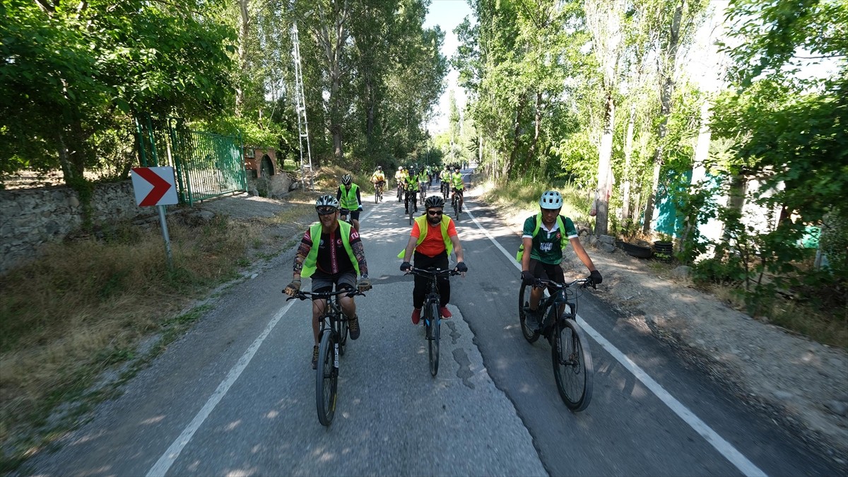 Konya'da çok sayıda bisikletlinin katıldığı etkinlik kapsamında 60 kilometrelik rotada kentin...