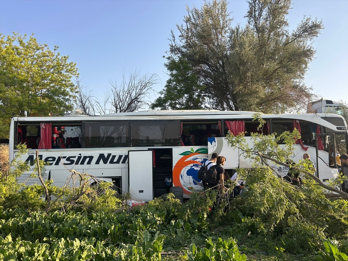 Konya'nın Karapınar ilçesinde yolcu otobüsünün yol kenarındaki ağaçlara çarpması sonucu 7 kişi...