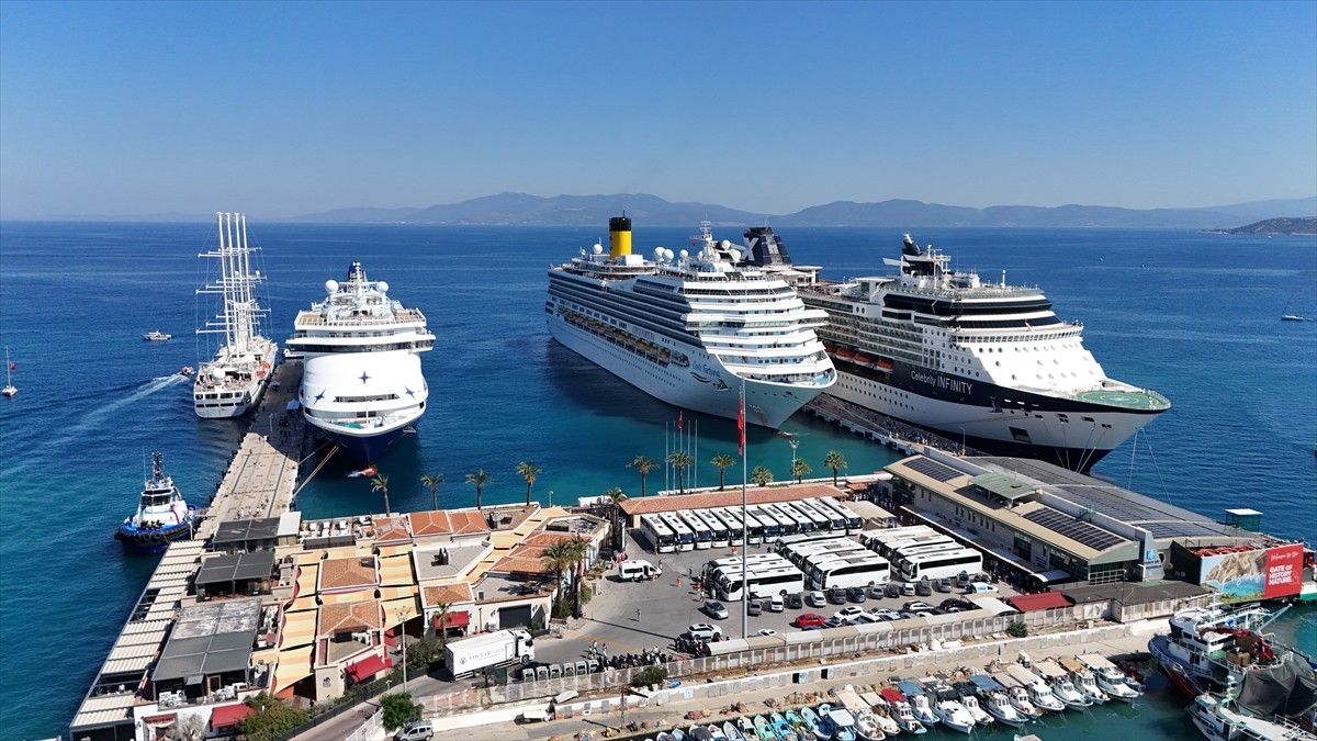Kruvaziyer turizminin önemli noktalarından Aydın'ın Kuşadası ilçesi, 4 kruvaziyerle 6 bin 298...