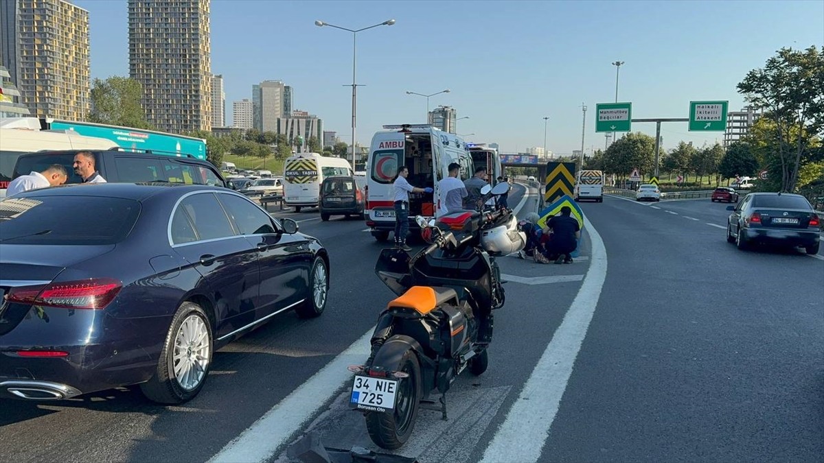 Küçükçekmece'de otomobilin çarptığı motosiklet sürücüsü yaralandı. Kaza yerine sağlık ekipleri...