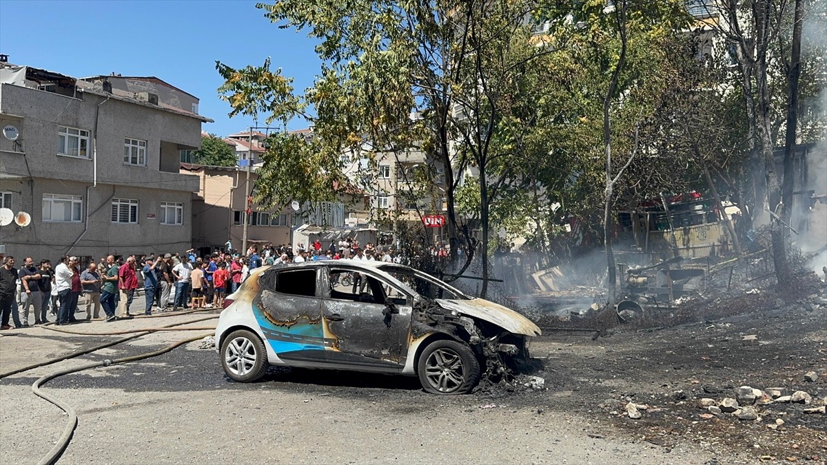Küçükçekmece Kanarya Mahallesi Hüdhüd Kuşu Sokak'taki tek katlı gecekonduda henüz bilinmeyen...