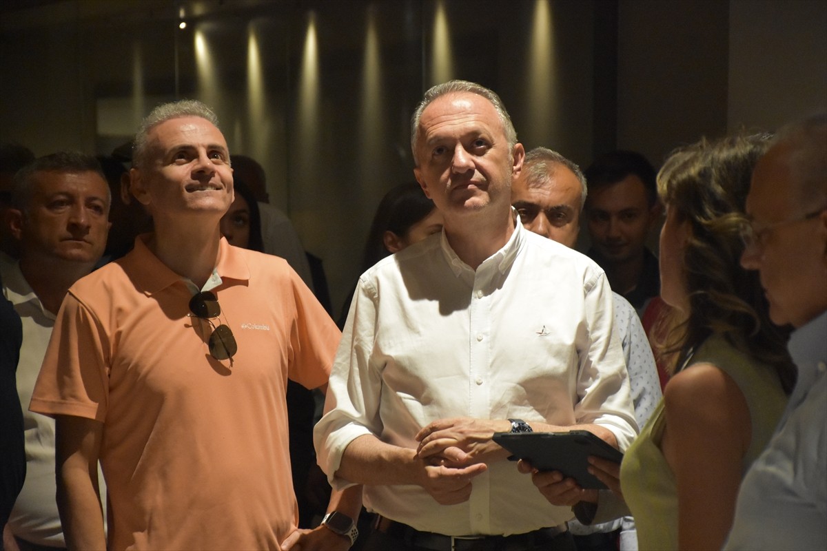 Kültür ve Turizm Bakan Yardımcısı Gökhan Yazgı (ortada) ve Vali Mehmet Fatih Çiçekli (solda)...