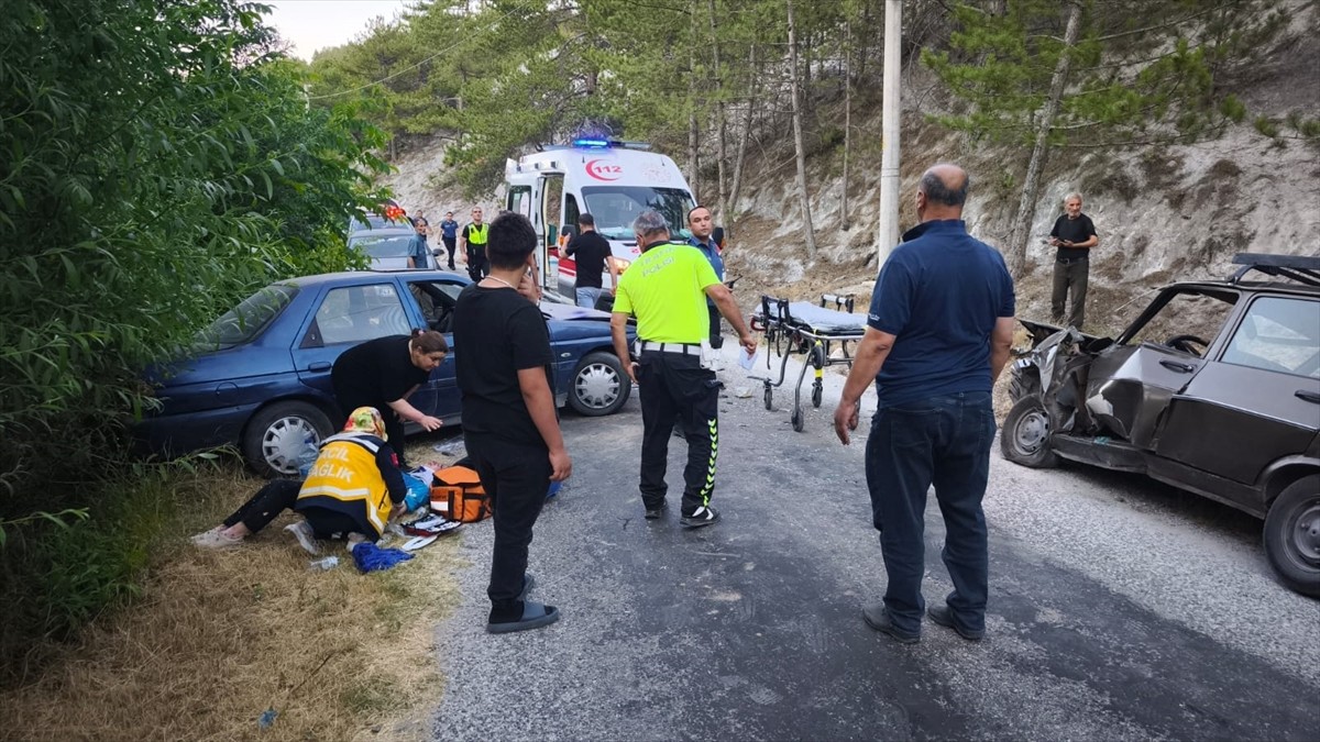 Kütahya'da iki otomobilin çarpıştığı kazada 5 kişi yaralandı.  Kazada yaralananlar olay yerindeki...